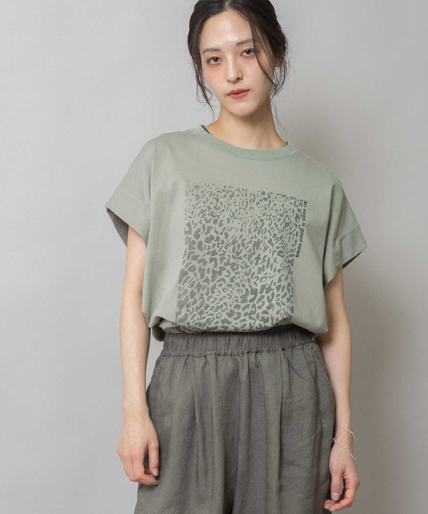 レオパード柄プリントタックスリーブTシャツ