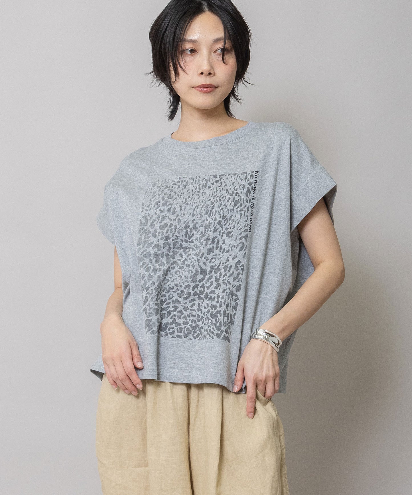 レオパード柄プリントタックスリーブTシャツ