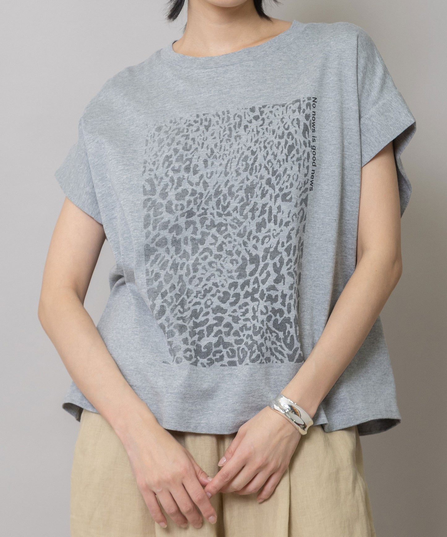 レオパード柄プリントタックスリーブTシャツ