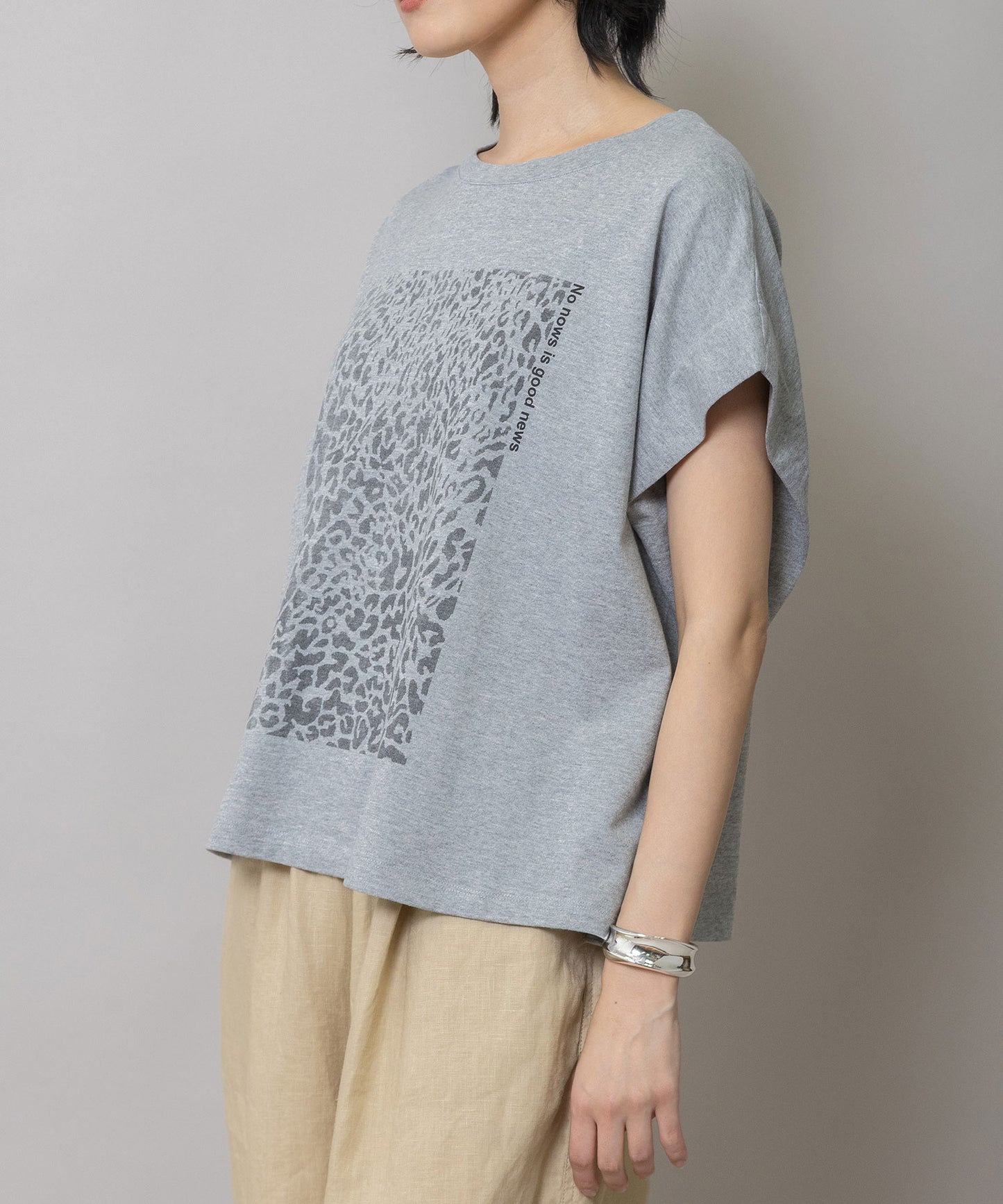 レオパード柄プリントタックスリーブTシャツ