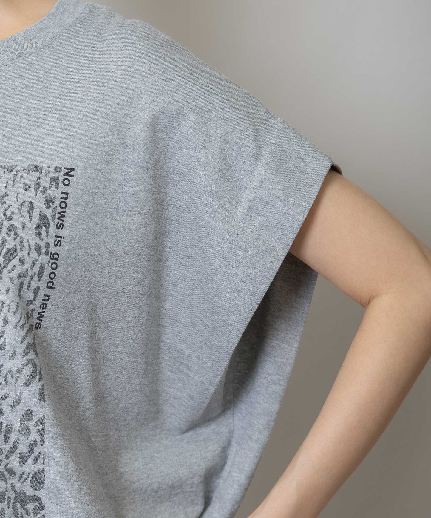 レオパード柄プリントタックスリーブTシャツ