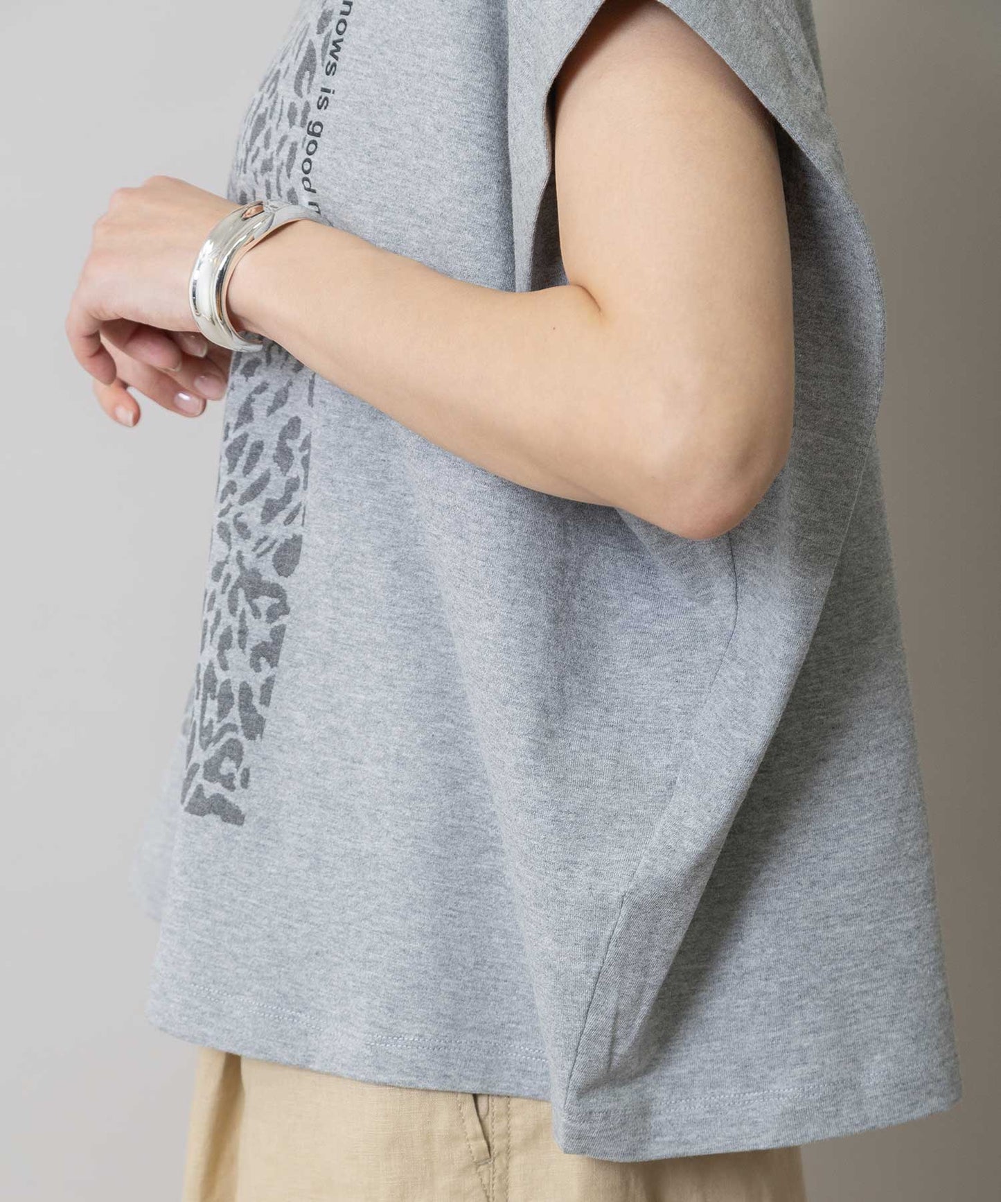 レオパード柄プリントタックスリーブTシャツ