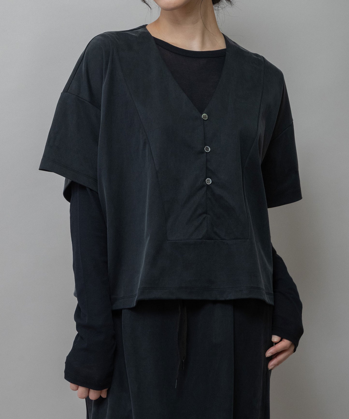サテンジャージーＶネックトップス