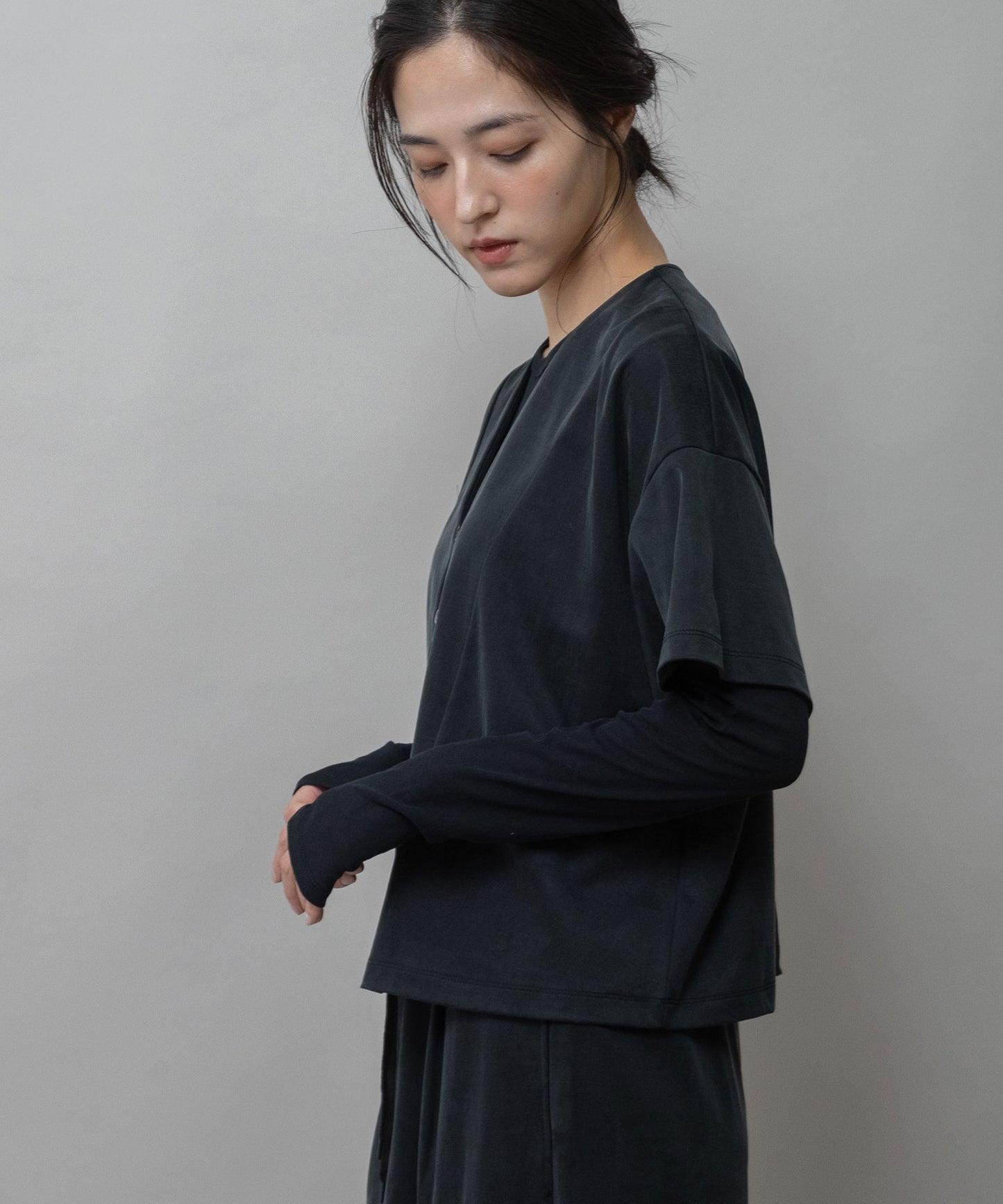 サテンジャージーＶネックトップス