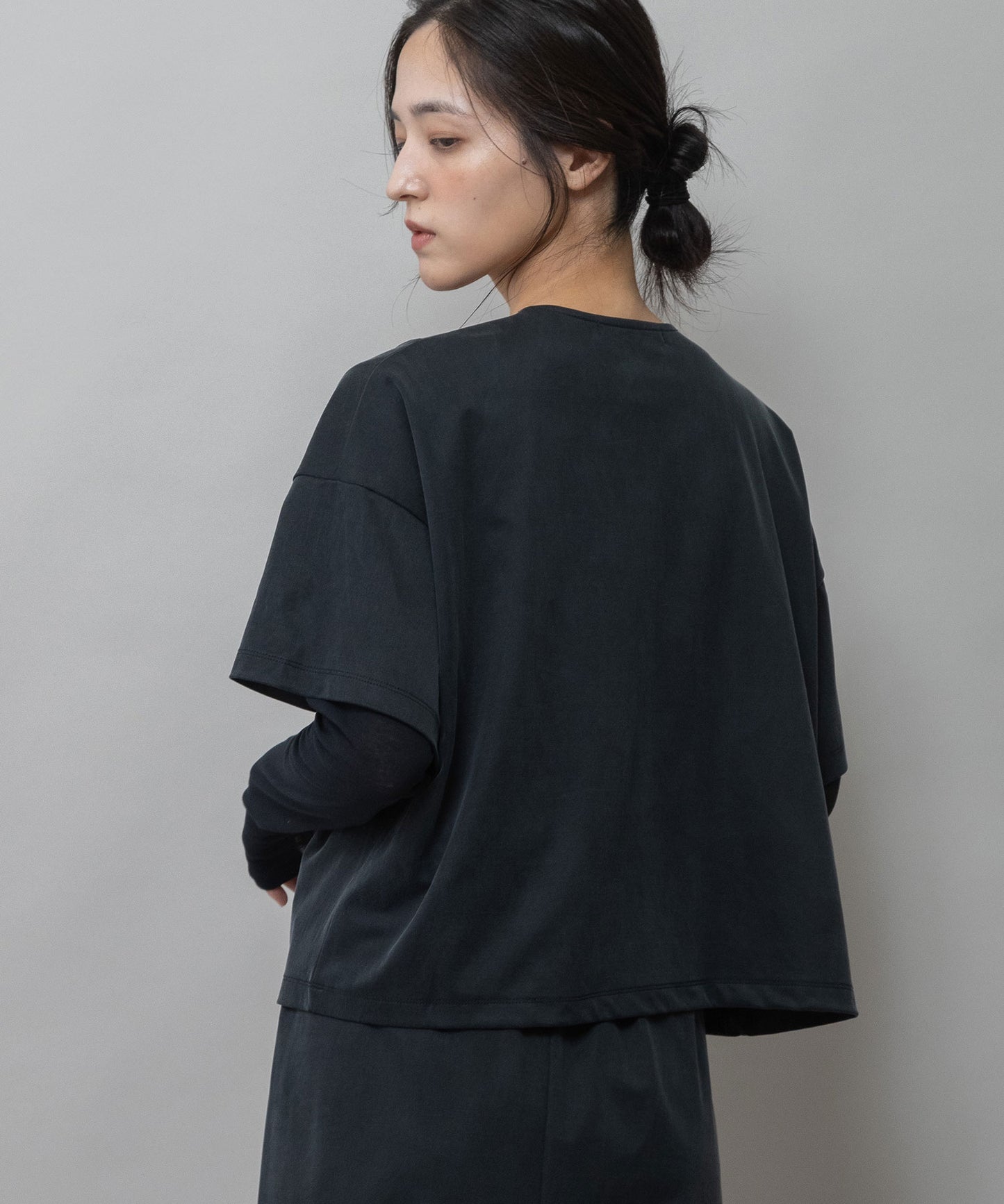 サテンジャージーＶネックトップス