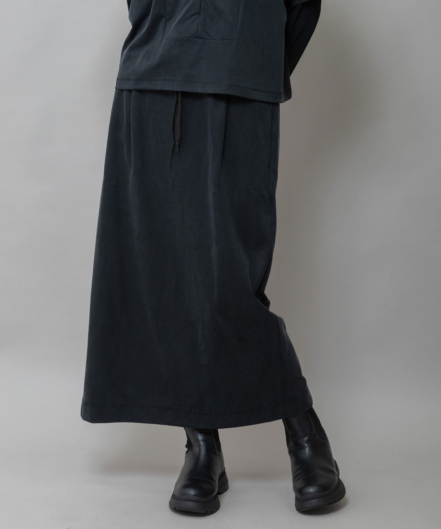 サテンジャージータイトスカート