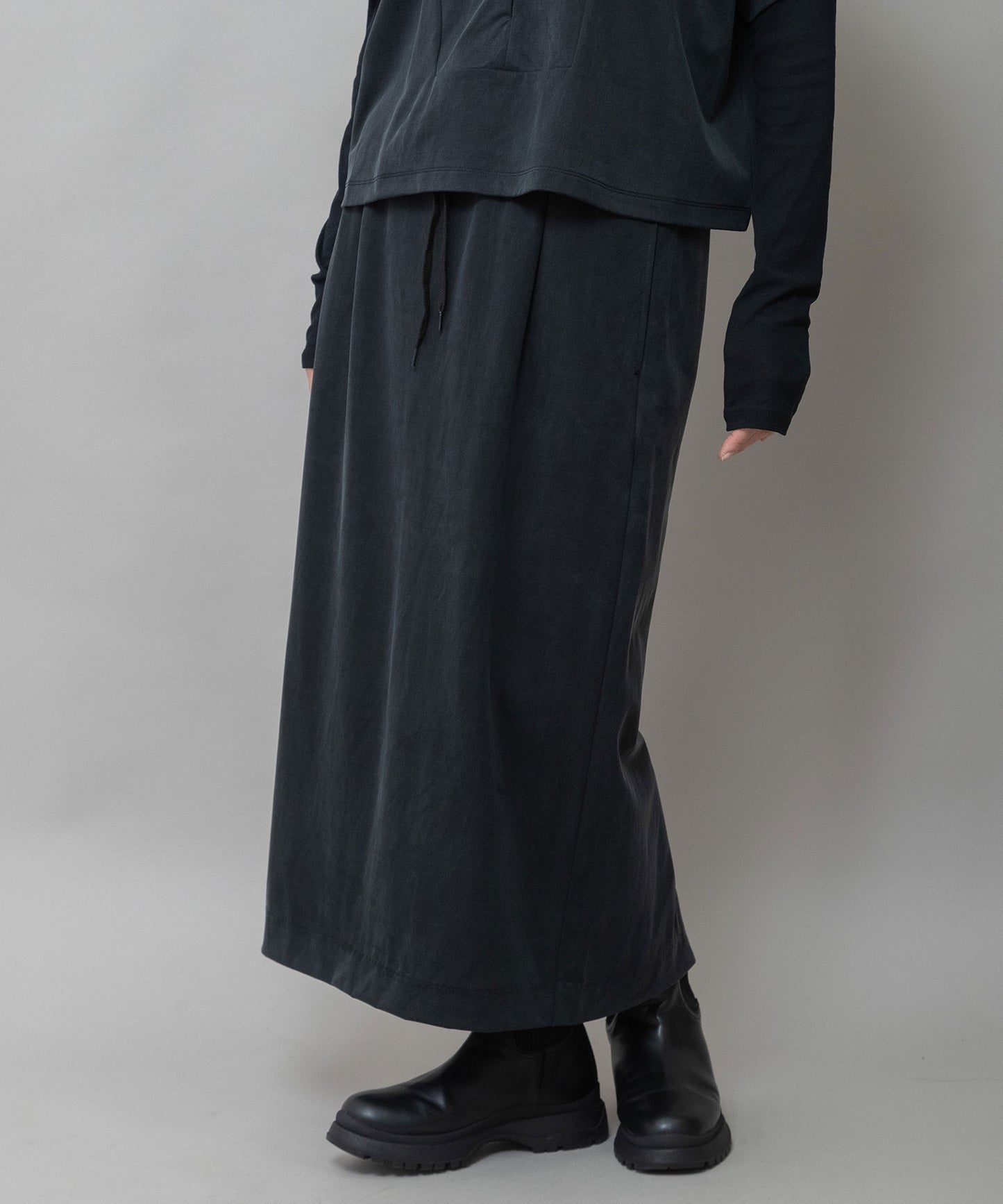 サテンジャージータイトスカート