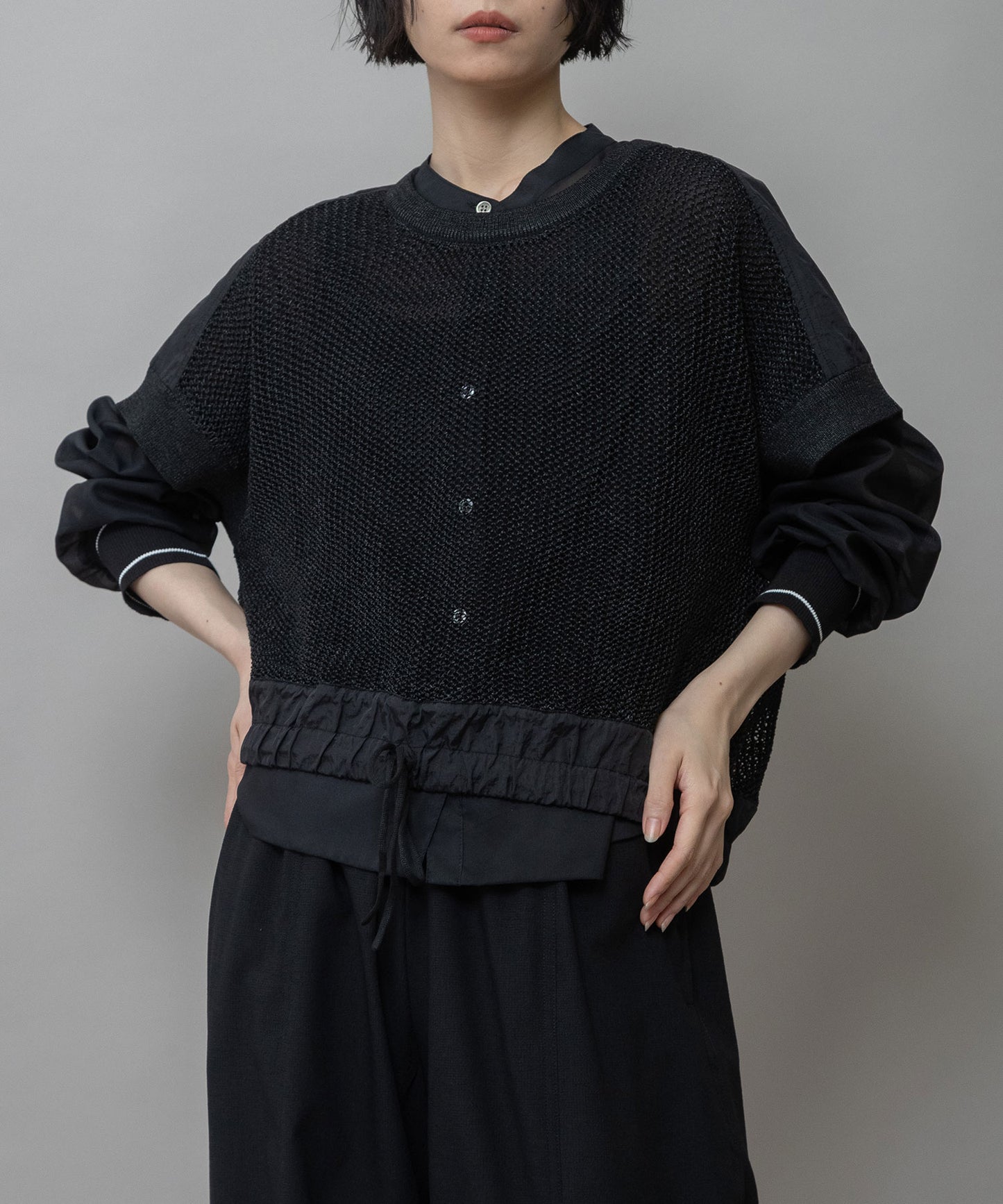 スカシ編みニット×タフタドッキングショートプルオーバー