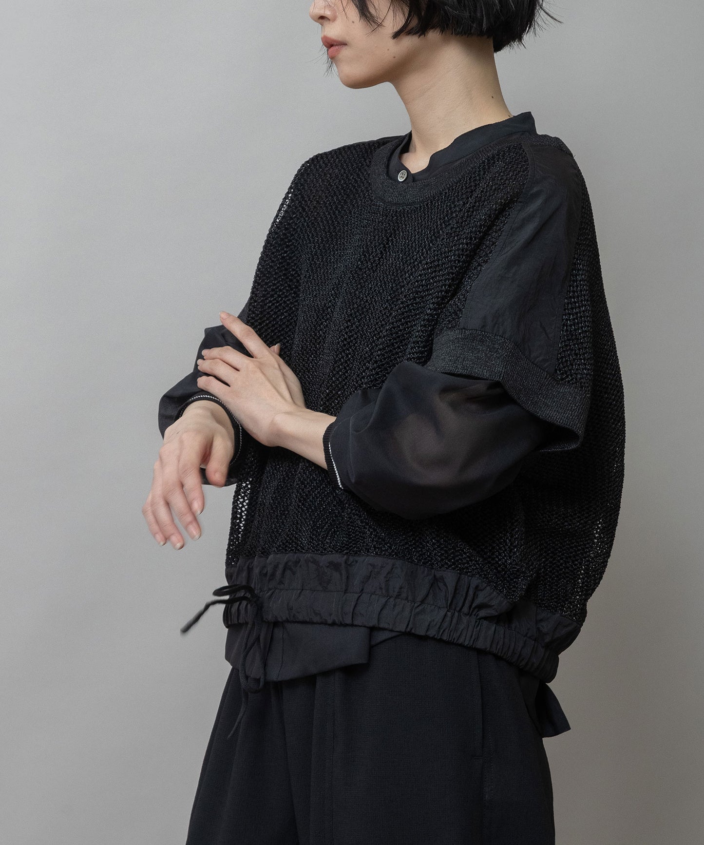 スカシ編みニット×タフタドッキングショートプルオーバー