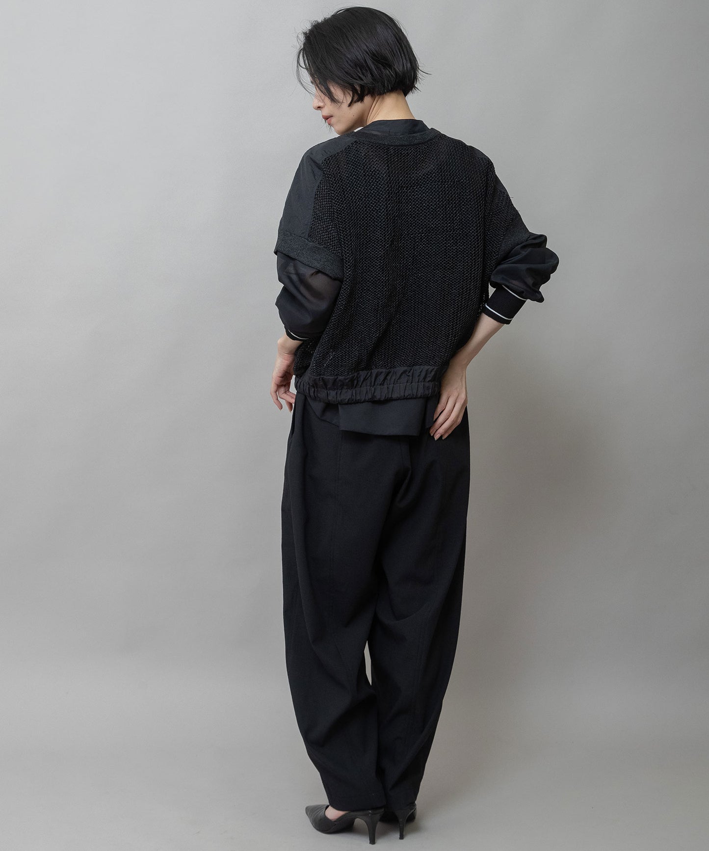 スカシ編みニット×タフタドッキングショートプルオーバー