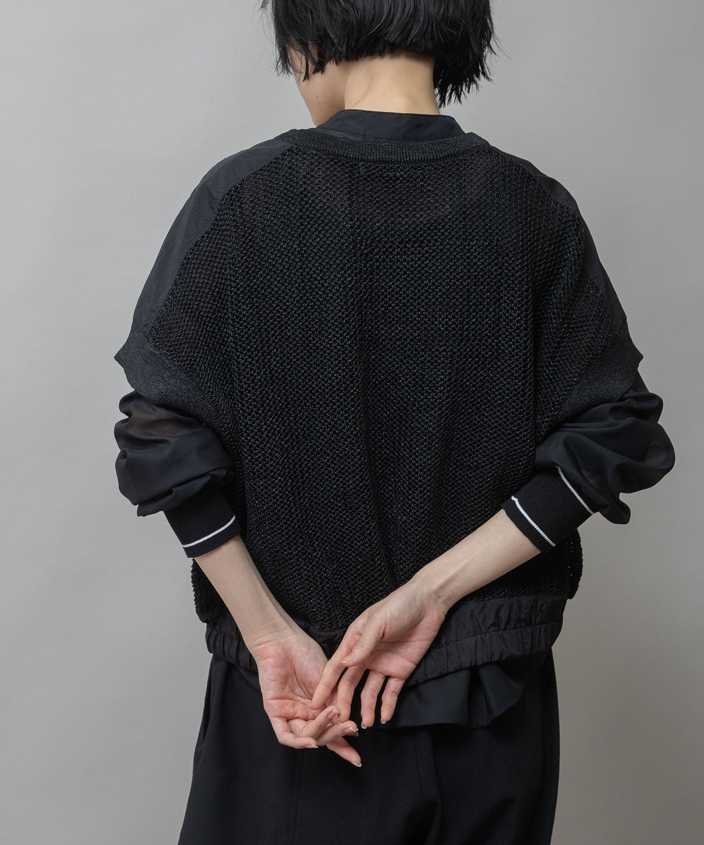 スカシ編みニット×タフタドッキングショートプルオーバー