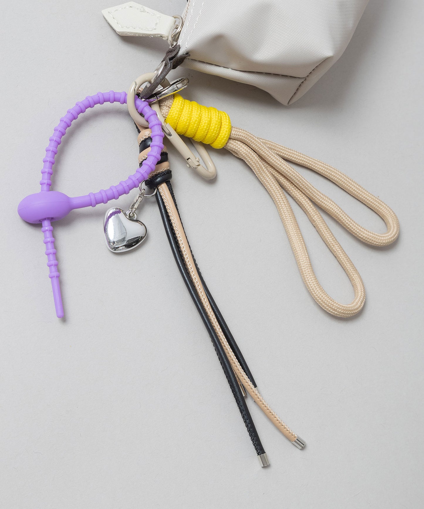 チャーム付きミニポーチ