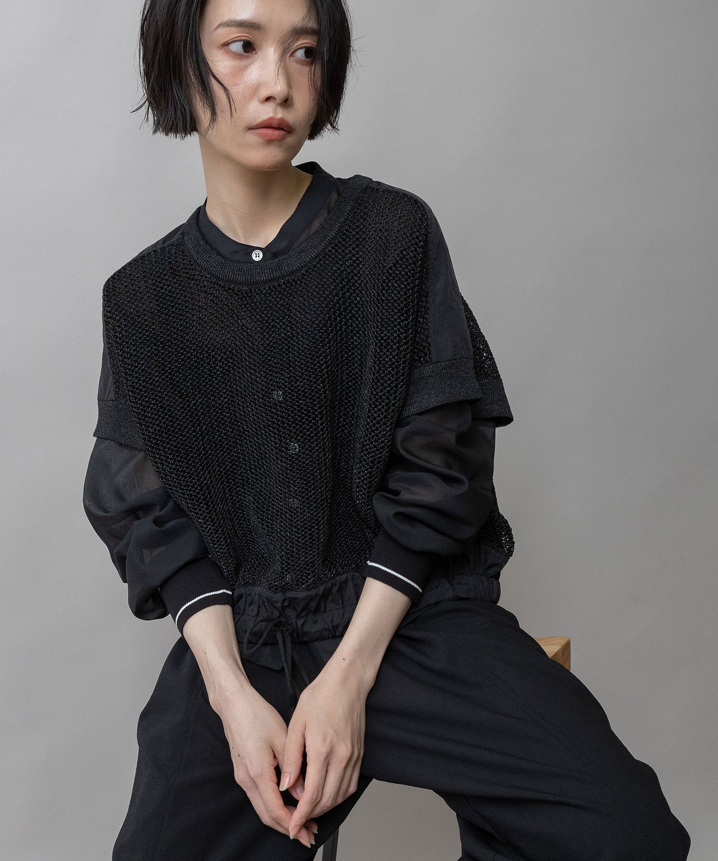 スカシ編みニット×タフタドッキングショートプルオーバー