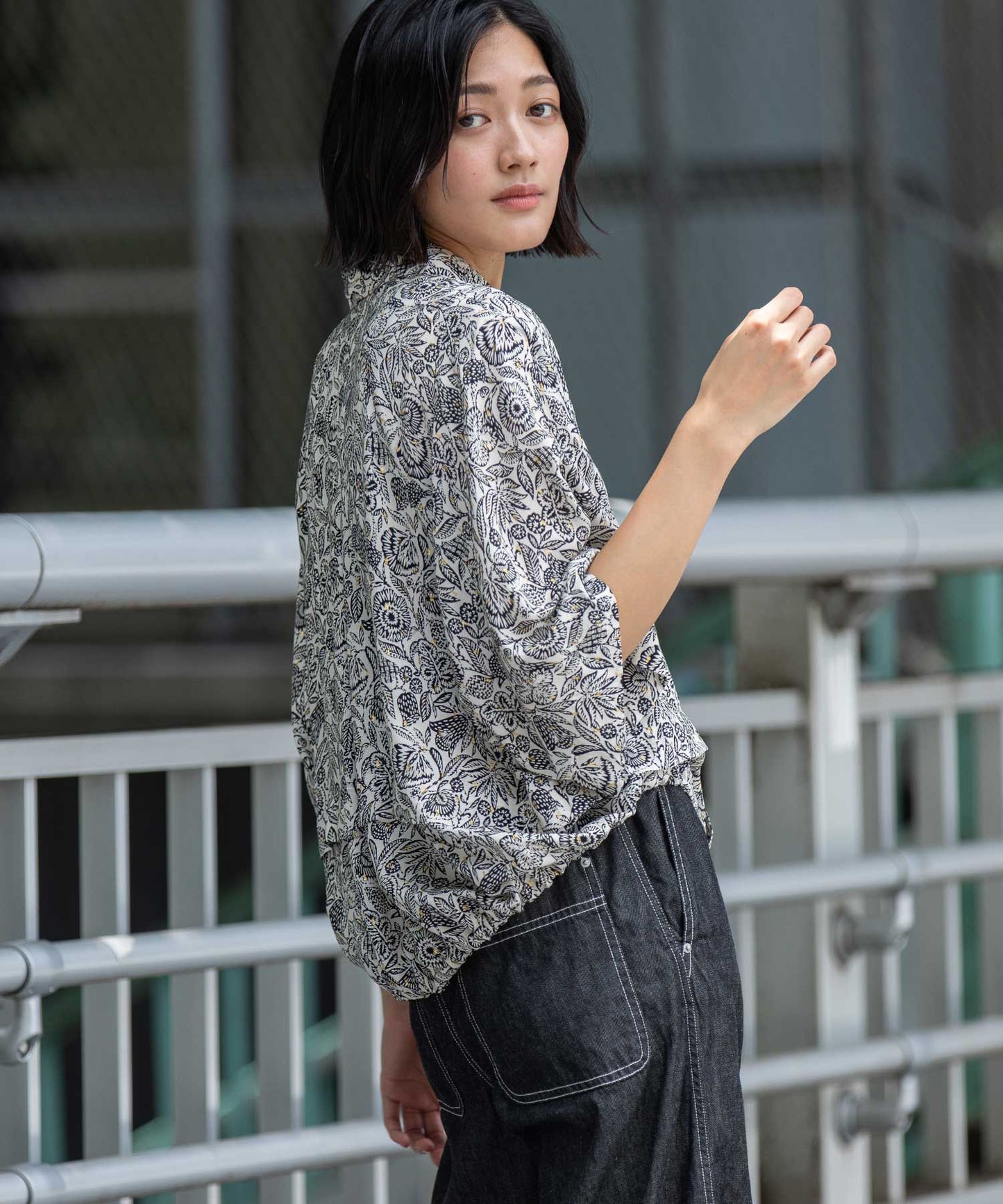 【France】 ジャガードプリントタックシャツ