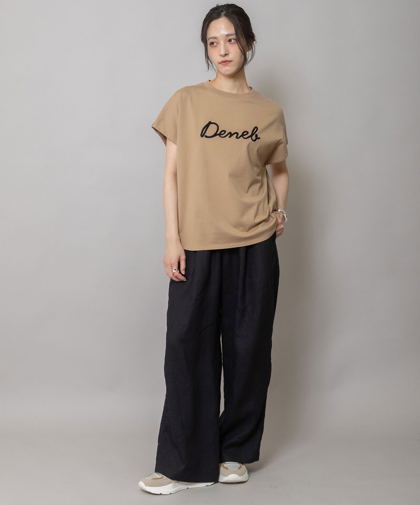 ロゴ刺繍Tシャツ