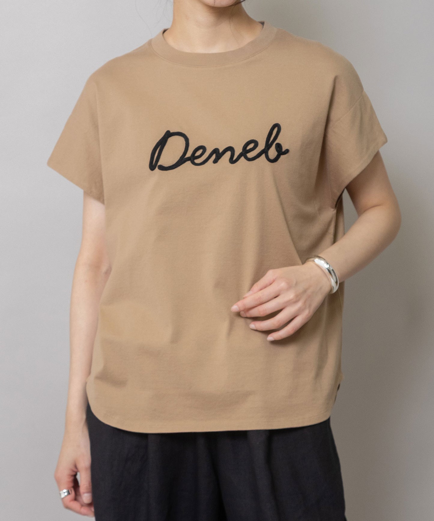 ロゴ刺繍Tシャツ