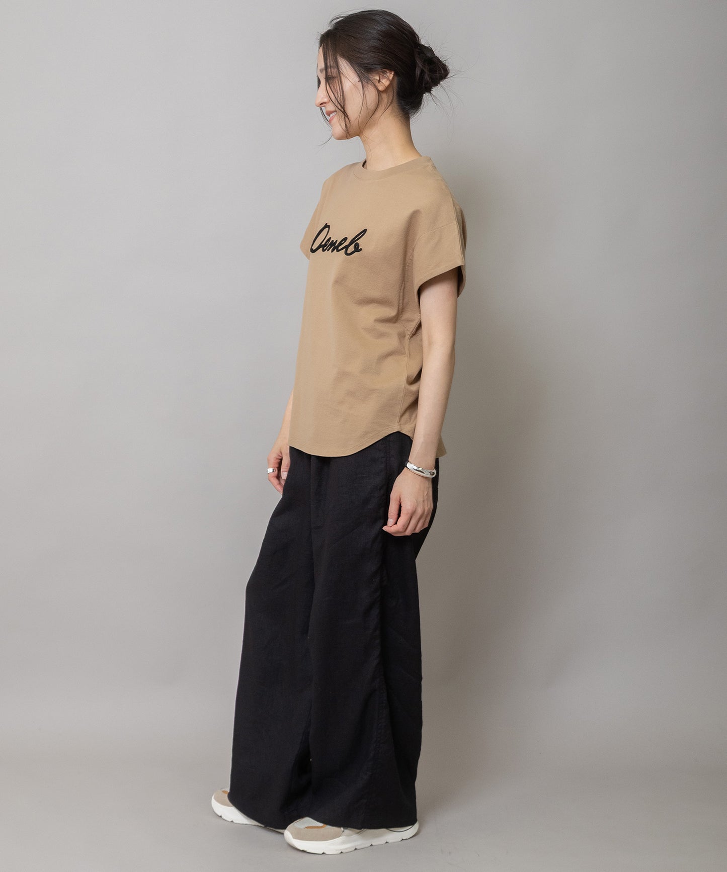 ロゴ刺繍Tシャツ