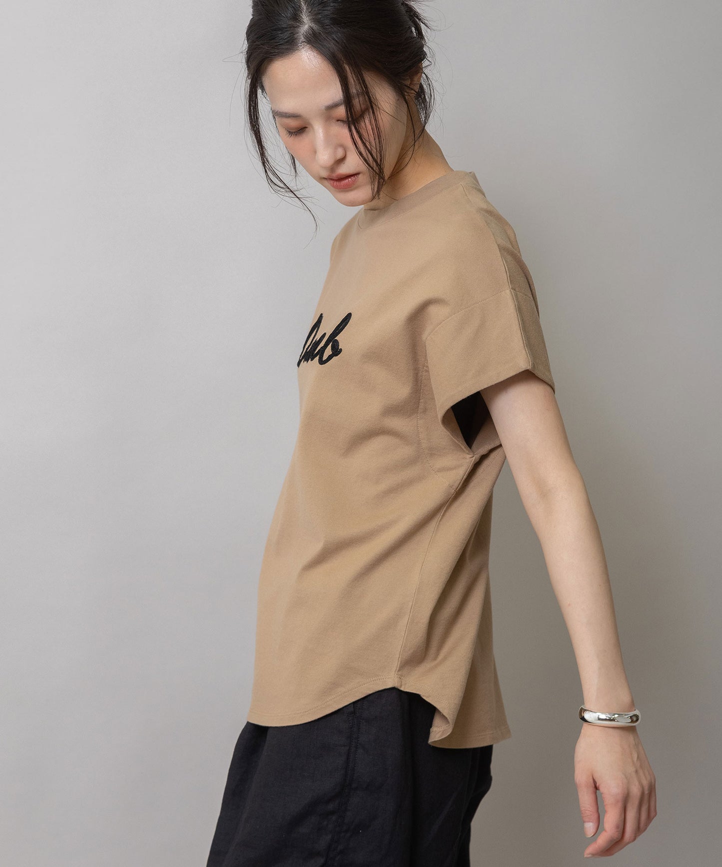 ロゴ刺繍Tシャツ