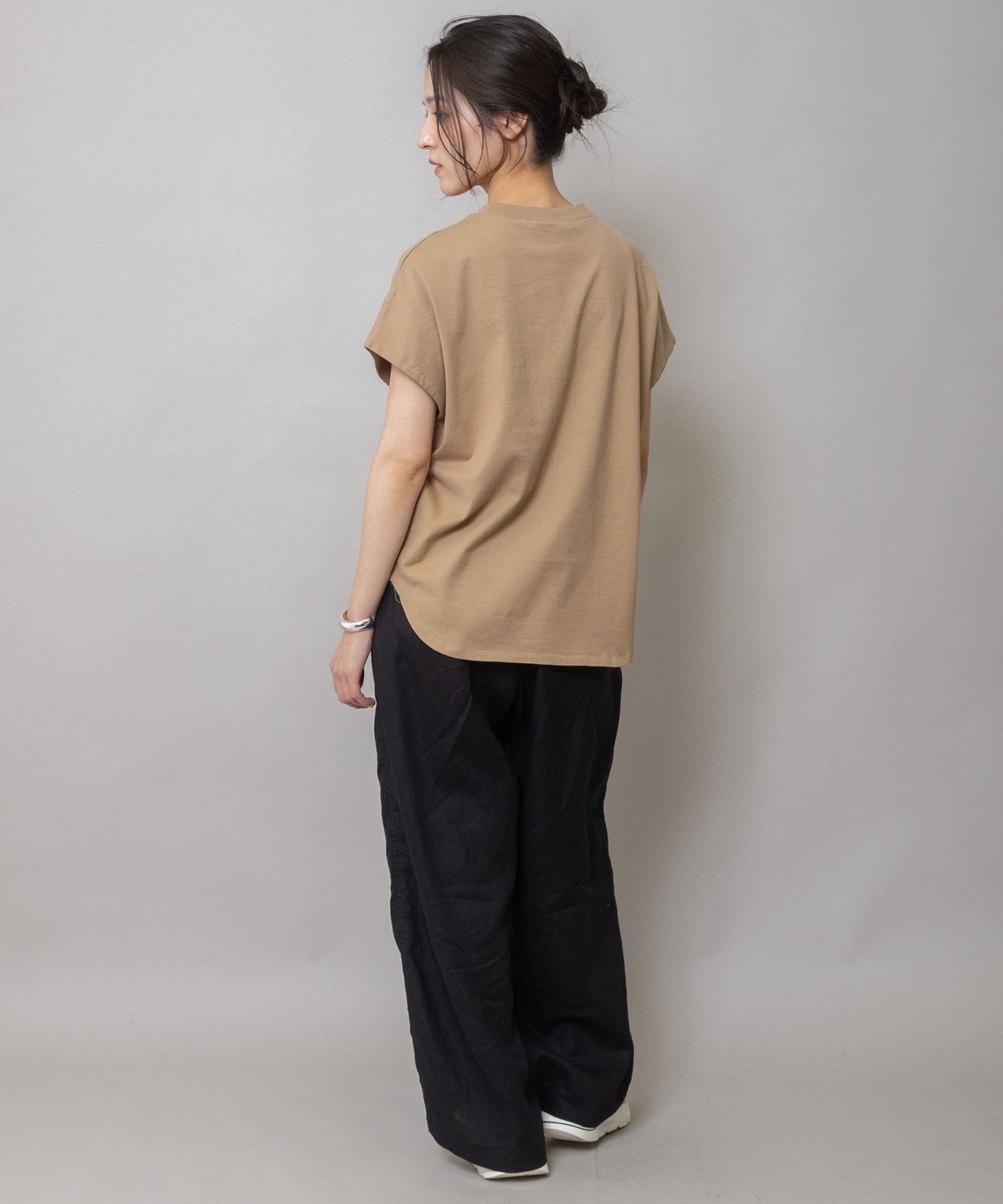 ロゴ刺繍Tシャツ