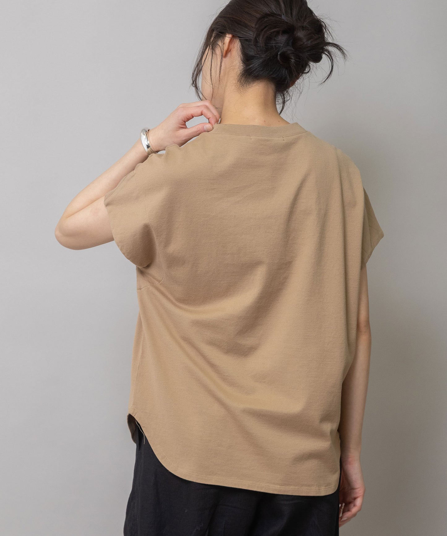 ロゴ刺繍Tシャツ