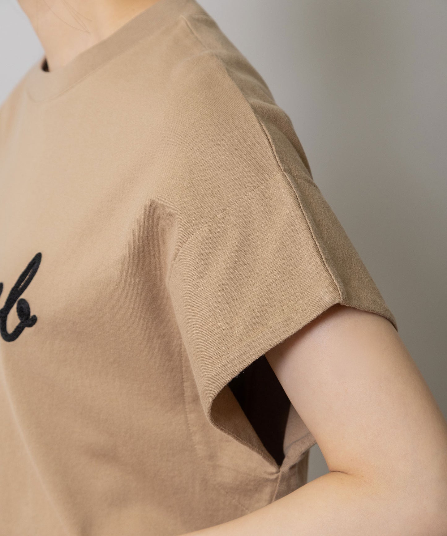 ロゴ刺繍Tシャツ