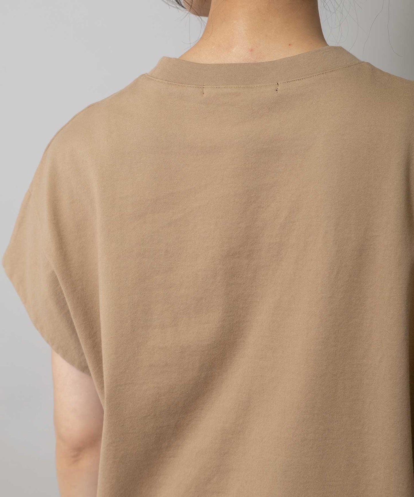 ロゴ刺繍Tシャツ