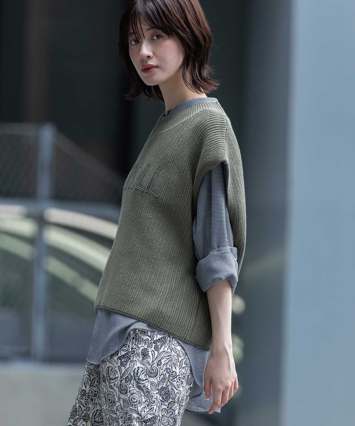 7GG片畦編みニットロゴ刺繍ジレ