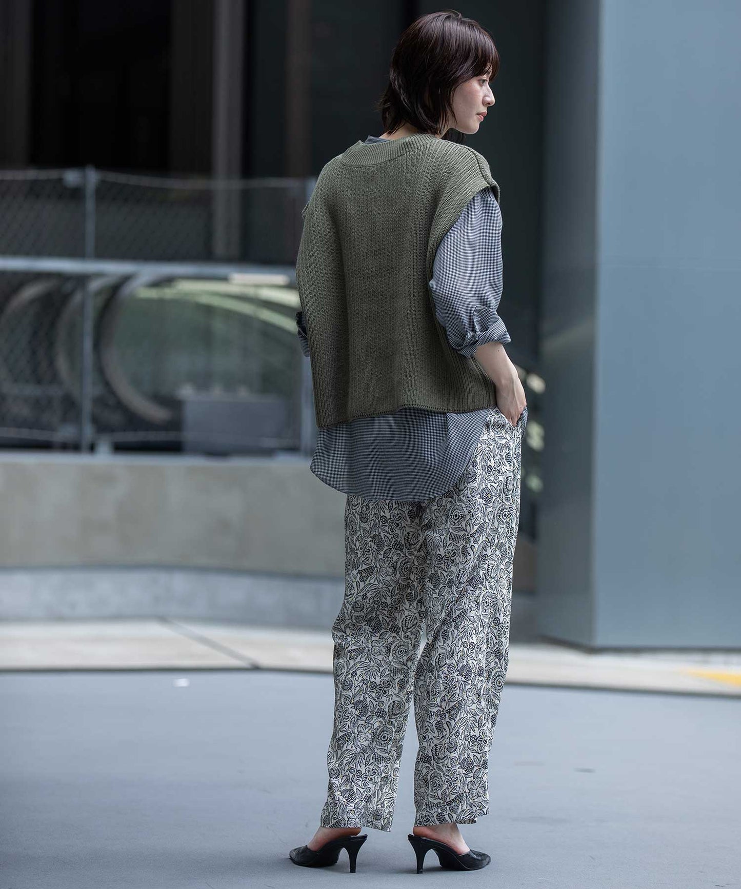 7GG片畦編みニットロゴ刺繍ジレ