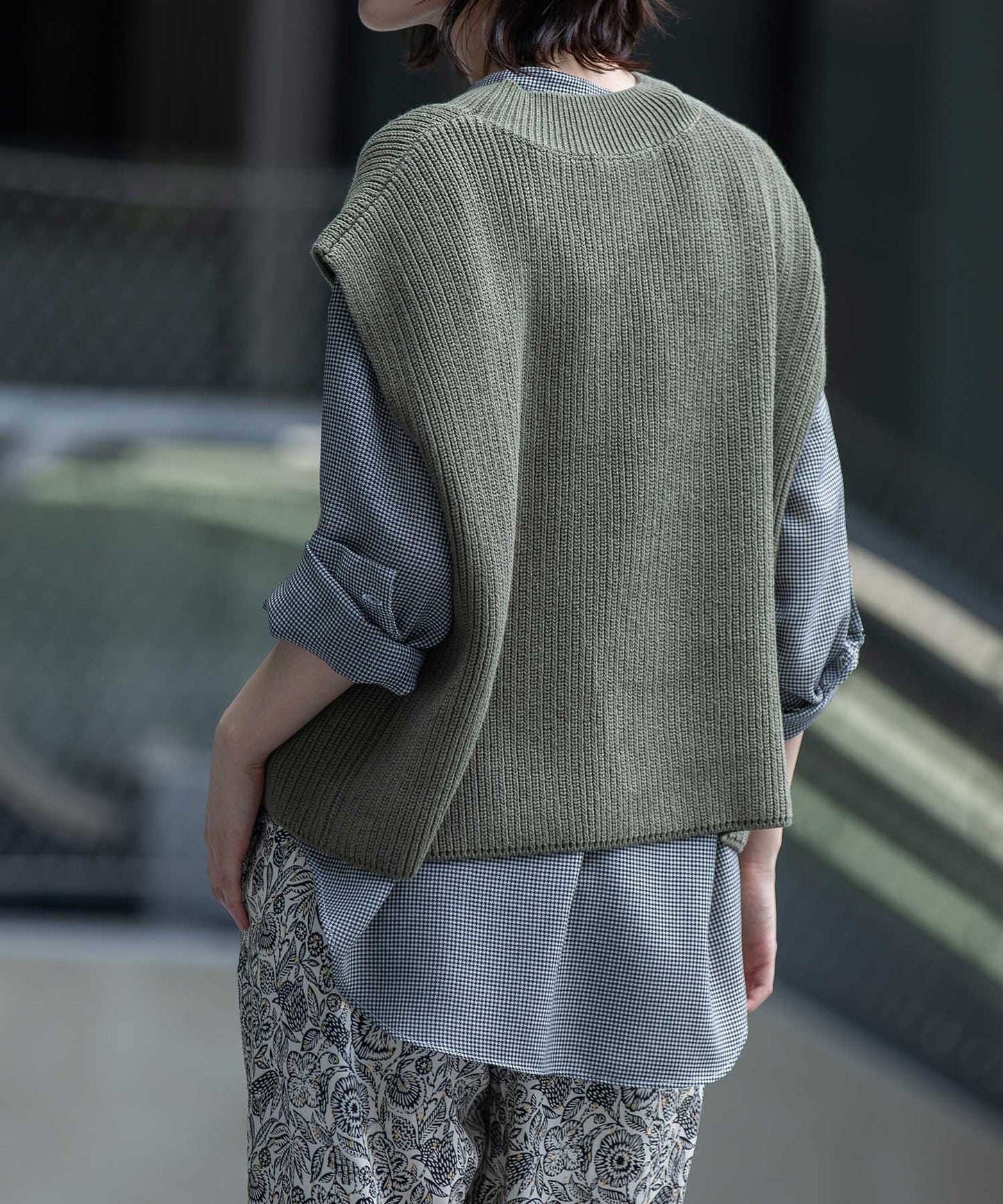 7GG片畦編みニットロゴ刺繍ジレ