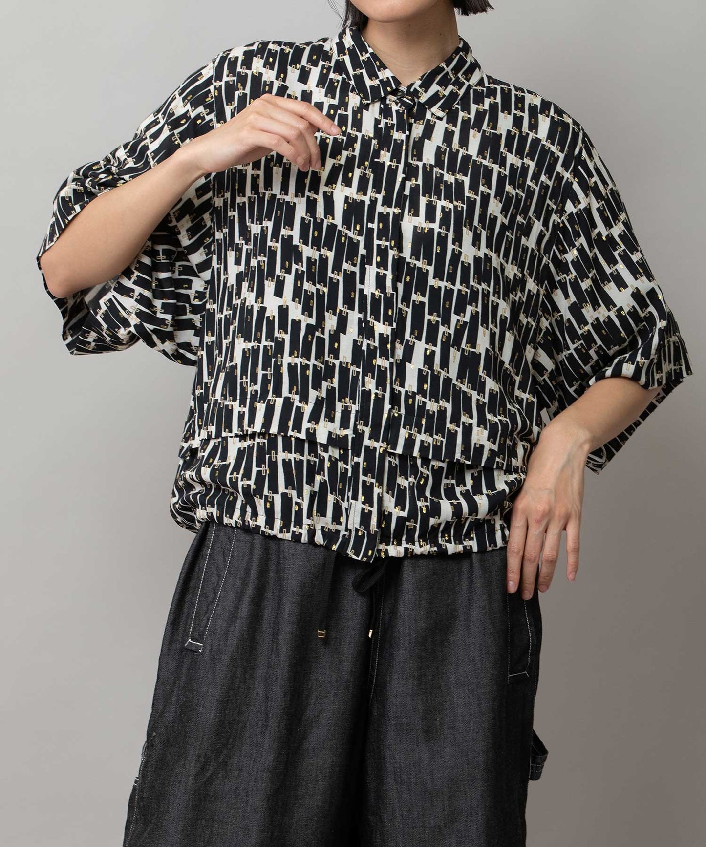 【France】 ジャガードプリントタックシャツ