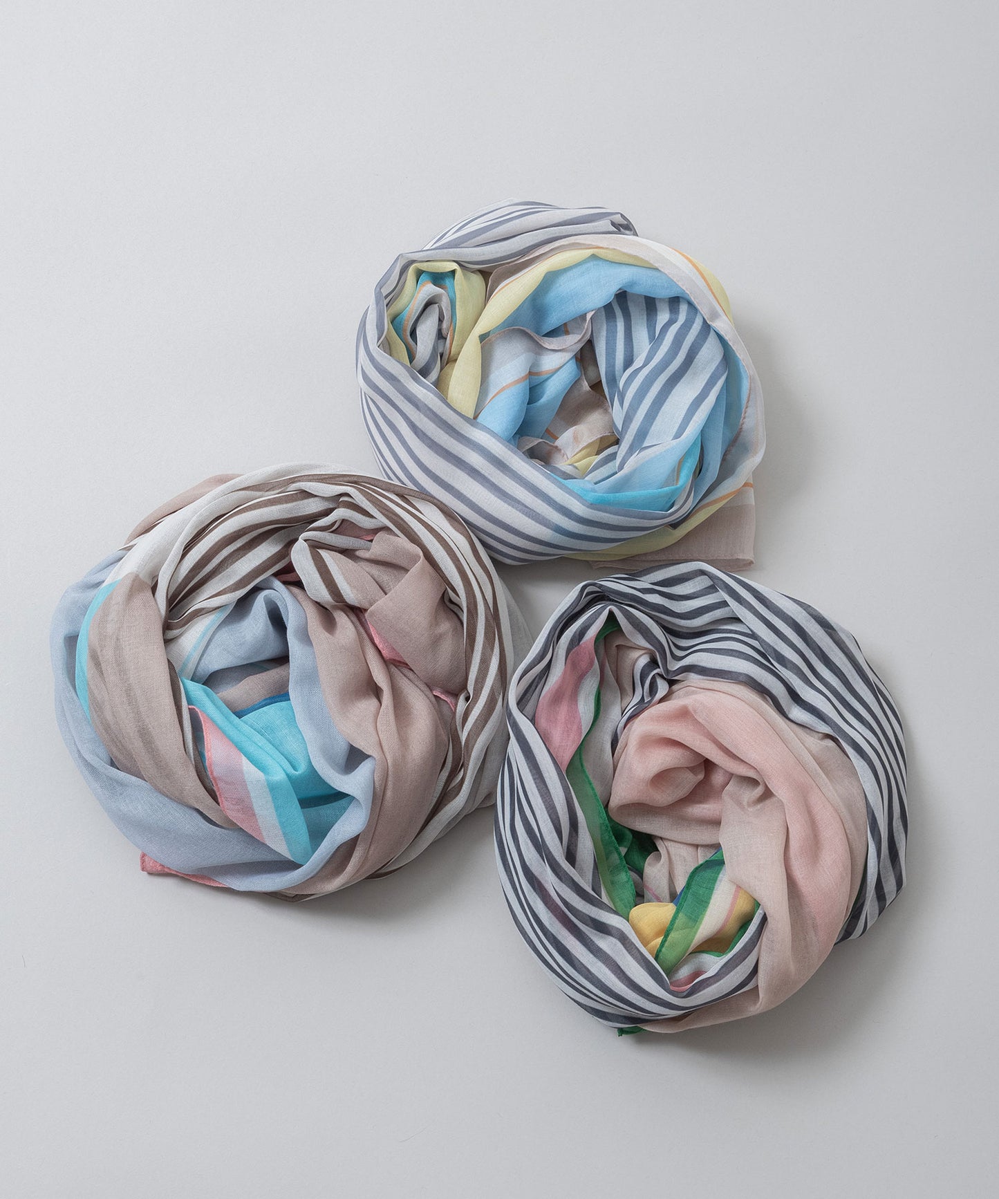 ジオメトリック柄ストール