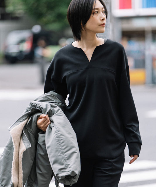 ストレッチジョーゼット キーネックトップス